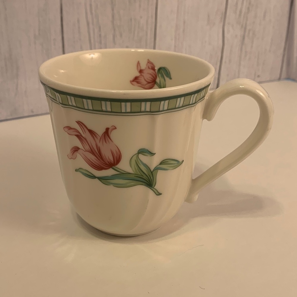 Epoch Collection tulip teacup. Holds 10 oz.